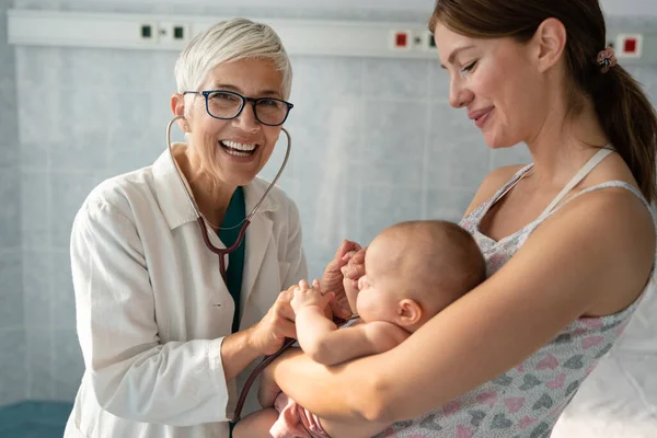 Pediatra Con Madre Feliz Bebé Examen Hospital Heatlhcare Familia Concepto —  Fotos de Stock