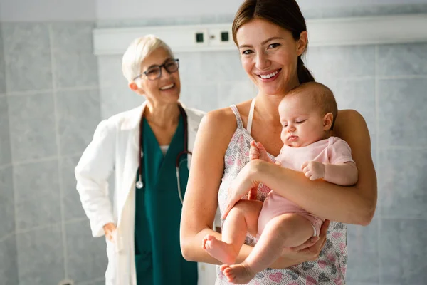 Barnläkare Med Lycklig Mor Och Barn Undersökning Sjukhus Värmevård Familj — Stockfoto