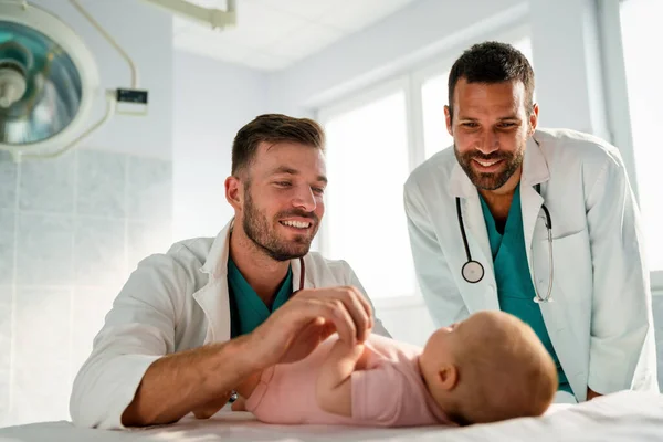 Glückliche Kinderärzte Untersuchen Baby Gesundheitswesen Menschen Untersuchungskonzept — Stockfoto