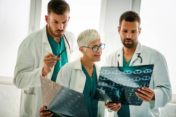 Radyoloji Ekibi Doktorları Hastanede Röntgen Sonuçlarını Kontrol Ediyor — Stok fotoğraf