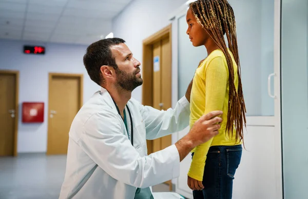 Médico Varón Conversando Con Una Niña Triste Hospital Doctor Consuelo —  Fotos de Stock