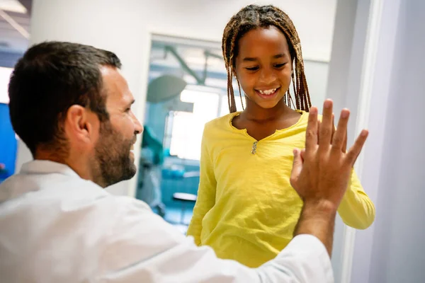 Menina Negra Feliz Pediatra Fazendo Alta Cinco Após Check Médico — Fotografia de Stock