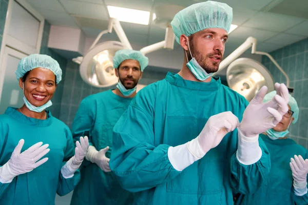 Portret Odnoszącego Sukcesy Zespołu Chirurga Stojącego Sali Operacyjnej Gotowego Pracy — Zdjęcie stockowe