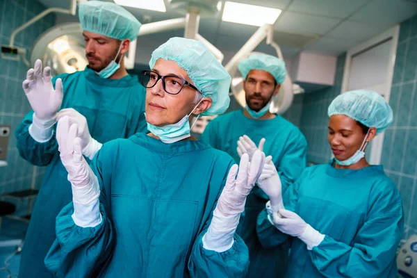 Retrato Equipo Médico Exitoso Dentro Del Quirófano Listo Para Trabajar —  Fotos de Stock