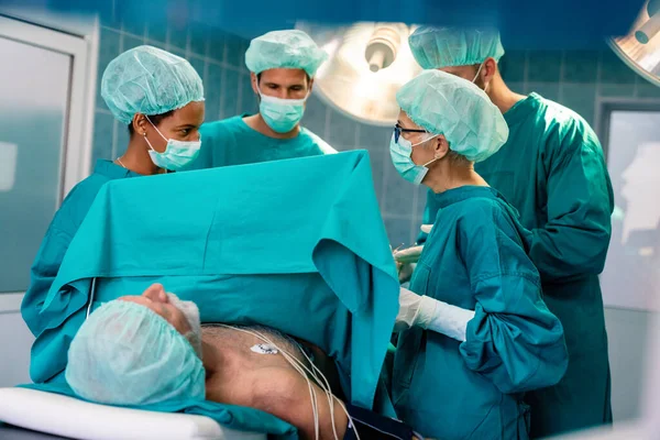 Grupo Diverso Equipo Cirujanos Trabajando Quirófano Hospital — Foto de Stock