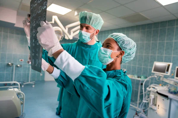 Equipo Médicos Cirujanos Que Examinan Radiografía Antes Cirugía Para Establecer —  Fotos de Stock