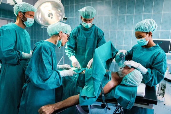 Grupo Médicos Cirujanos Trabajando Quirófano Hospital —  Fotos de Stock