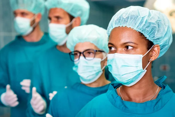 Gruppo Chirurghi Esausti Pronto Soccorso Come Segno Stress Lavoro Eccessivo — Foto Stock