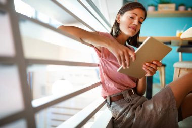 Güzel öğrenci ya da iş kadını portresi dijital tablet kullanarak şık bir şekilde.