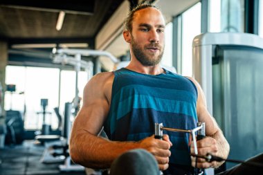 Sağlıklı kalmak için spor yapan kaslı, formda bir adam.