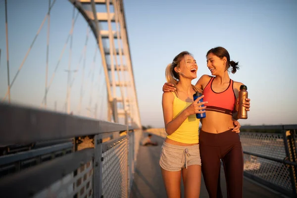 Подходят Счастливые Друзья Пробежки Бег Вместе Свежем Воздухе Городе Здоровый — стоковое фото