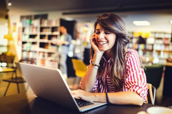 Hermosa Joven Mujer Trabajando Estudiando Ordenador Portátil — Foto de Stock