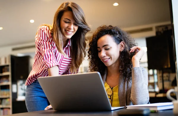 Grupo Estudiantes Universitarios Felices Estudiando Biblioteca Escuela — Foto de Stock