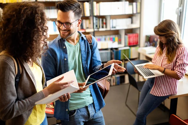 Grupo Estudiantes Universitarios Que Estudian Biblioteca Escolar Estudio Amigos Concepto — Foto de Stock