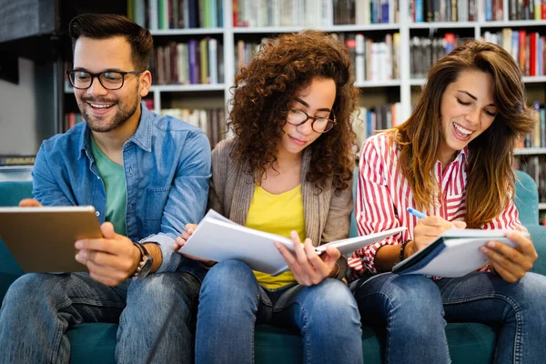 Grupo Estudantes Amigos Estudam Biblioteca Aprendizagem Preparação Para Exame Universitário — Fotografia de Stock