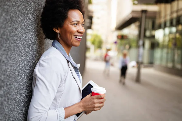 Sourire Femme Affaires Heureuse Avocat Marchant Avec Café Plein Air — Photo