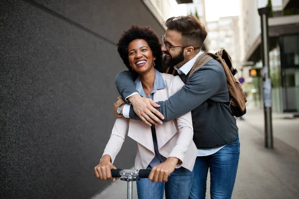 Pessoas Felizes Amigos Eco Transporte Cidade Bicicleta Conceito Divertido — Fotografia de Stock