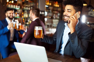 Genç iş adamı mola veriyor. İş hayatı iş hayatı konsepti