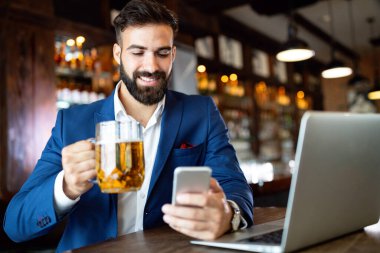 Genç iş adamı mola veriyor. İş hayatı iş hayatı konsepti