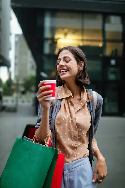 Gelukkige Vrouw Met Boodschappentassen Die Lekker Winkelen Consumentisme Winkelen Reizen — Stockfoto