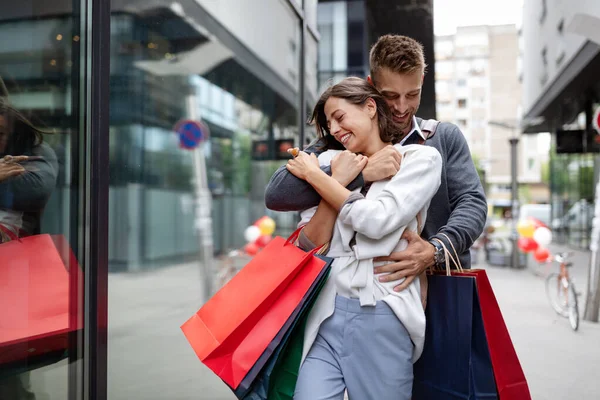 Älskar Att Shoppa Tillsammans Vackra Unga Kärleksfulla Par Promenader Vid — Stockfoto
