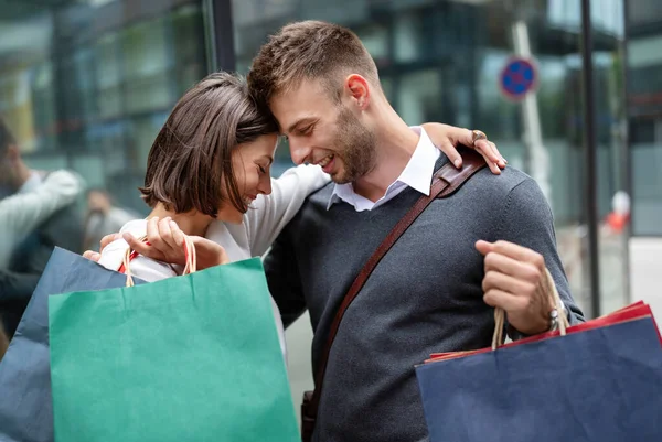 Jovem Casal Feliz Com Sacos Compras Cidade Pessoas Venda Amor — Fotografia de Stock