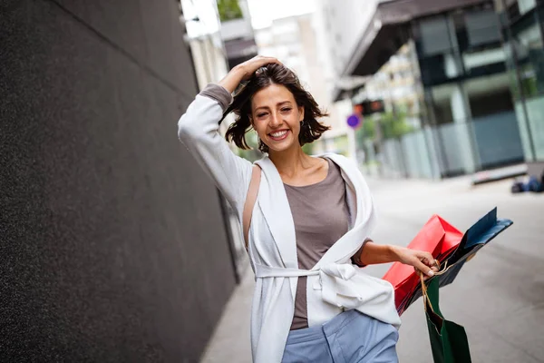 Portrait Belle Jeune Femme Souriante Avec Des Sacs Provisions Ville — Photo