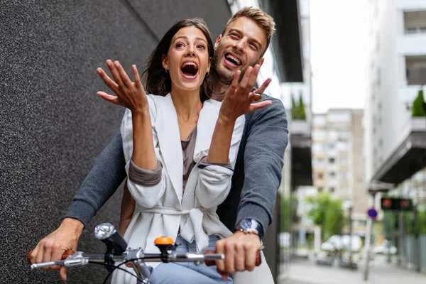 Beautiful Happy Couple Love Bicycle City Having Fun — Stock Photo, Image