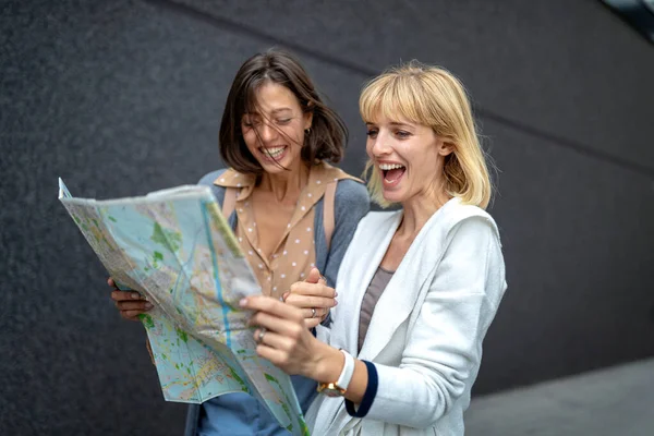 Young Happy Beautiful Tourists Women Sightseeing City Vacation — Stock Photo, Image