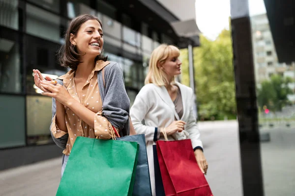 Shopping Tourism Concept Beautiful Girls Friends Shopping Bags Ctiy — Stock Photo, Image