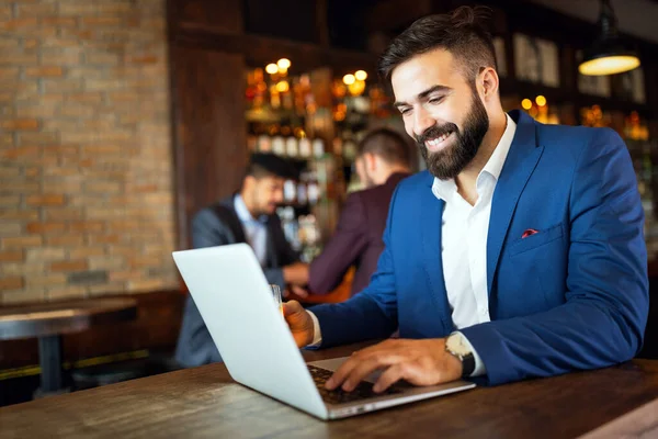 Retrato Empresário Bem Sucedido Sentado Café Trabalhando Laptop — Fotografia de Stock