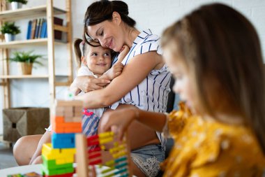 Mutlu genç aile evde eğleniyor.