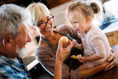 Torunlarıyla oynayıp eğlenen mutlu dedeler.