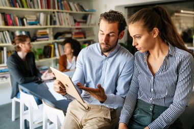 Takım beyin fırtınası yapıyor. Yeni başlatılan projeyle çalışan yaratıcı yöneticiler.