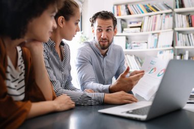 Takım beyin fırtınası yapıyor. Yeni başlatılan projeyle çalışan yaratıcı yöneticiler.