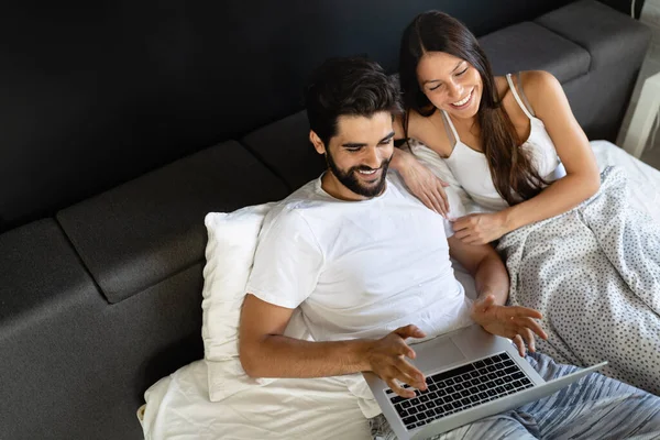 Unga Glada Leende Par Med Laptop Sovrummet — Stockfoto