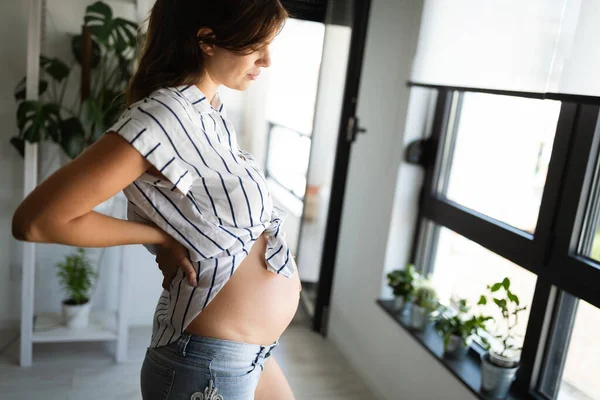 妊娠中の赤ちゃんを期待し 家事から疲れを感じる疲れた女性 — ストック写真