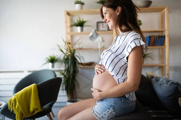 Schöne Junge Schwangere Frau Erwartet Baby Mutterschaftskonzept — Stockfoto