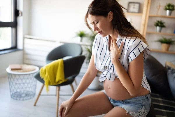 Zwangere Jonge Vrouw Lijdt Aan Misselijkheid Ochtend — Stockfoto