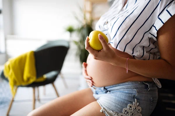 Gravid Ung Kvinna Väntar Barn Med Hälsosam Livsstil — Stockfoto