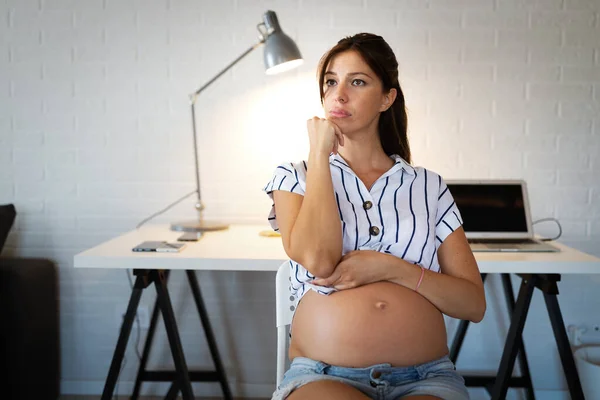 Уставшая Молодая Беременная Женщина Работает Дома Компьютером — стоковое фото