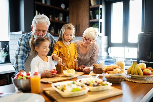 Lächelnder Glücklicher Opa Hilft Kindern Beim Kochen Der Küche — Stockfoto