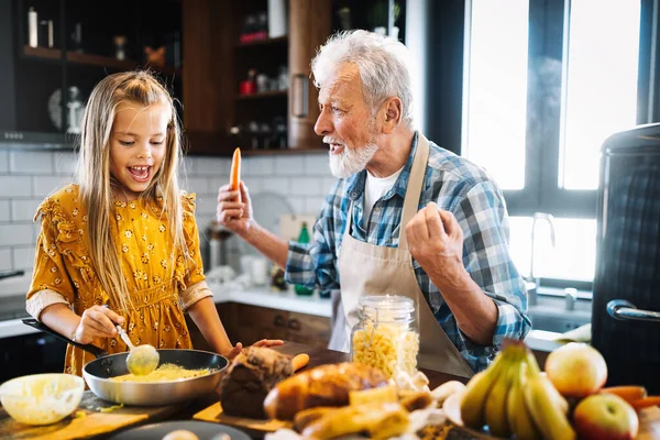 Παππούς Και Χαριτωμένα Εγγόνια Του Περνούν Καλά Στην Κουζίνα — Φωτογραφία Αρχείου