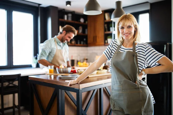 Glückliches Paar Kocht Gesundes Essen Und Vergnügt Sich Hause Der — Stockfoto