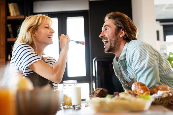 Verliebte Frau Füttert Ihren Freund Und Hat Spaß Der Küche — Stockfoto