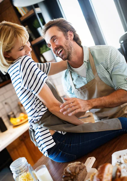 Portret Van Gelukkig Jong Stel Samen Keuken Thuis — Stockfoto