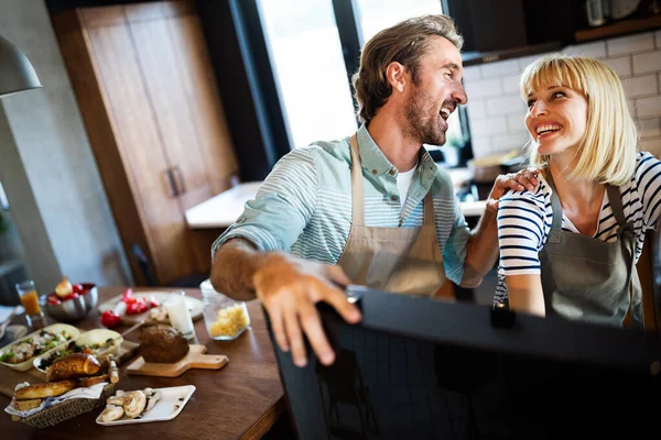 Schöne Junge Schöne Paar Spricht Und Lächelt Beim Kochen Gesundes — Stockfoto