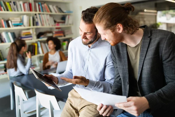 Collaboration Analyse Par Des Hommes Affaires Travaillant Dans Bureau Moderne — Photo