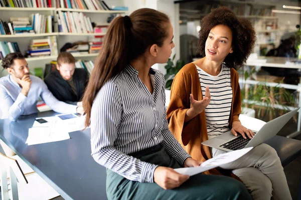 Brainstorming Squadra Creativi Manager Equipaggio Che Lavorano Con Nuovo Progetto — Foto Stock