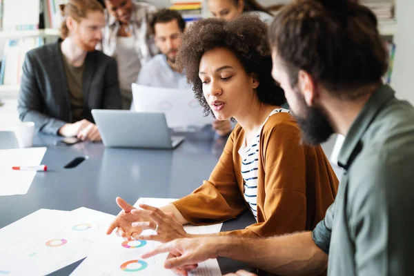 Travailleurs Joyeux Gens Affaires Dans Bureau Pendant Réunion Entreprise — Photo